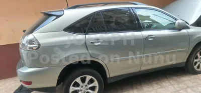 LEXUS 350- FRESH AND IN GOOD WORKING CONDITION